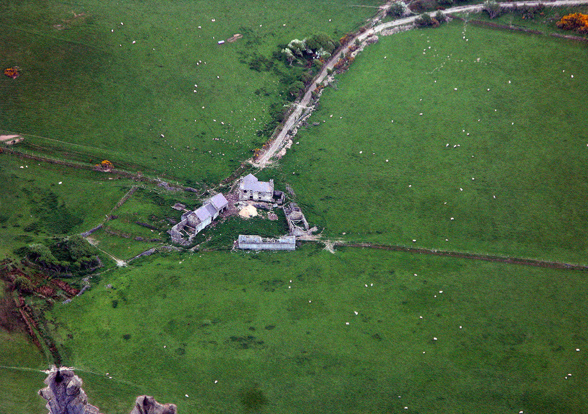 Hanes Blaenplwyf ac adeiladau hanesyddol - Darganfyddwch archeoleg, hynafiaethau a hanes Ceredigion