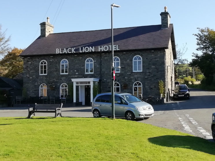 Hanes Gwesty'r Black Lion, Talybont, yn hen sir sirol Sir Aberteifi